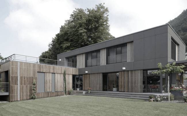 11.14-SOUS-UN-PARASOL-JAUNE-5